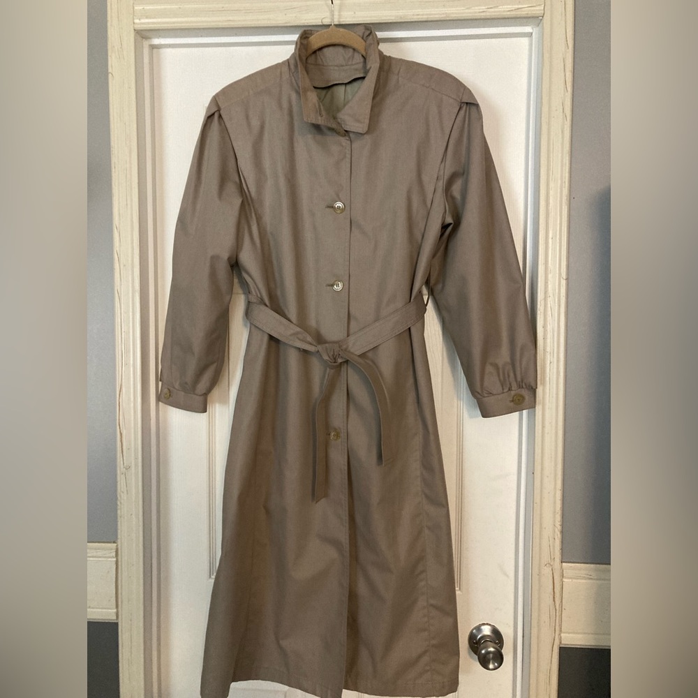 Trench Rain coat London Fog Size 8 petite Tan Belted Great Condition